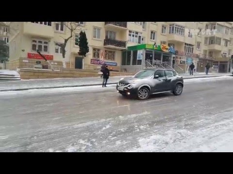 Bakının buzlu yollarında avtomobillərin hərəkəti (Traffic on icy roads of Baku)