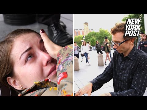 Piano-playing Street Performer Brings Audience to Tears