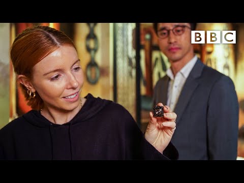 How many spycams can Stacey Dooley find in a love motel bedroom?