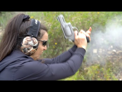 My Mom Shoots The S&W 500 Magnum Snub Nose!