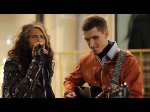 Steven Tyler Sings with a street musician